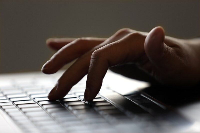 Découvrez comment un correcteur IA peut transformer votre rédaction